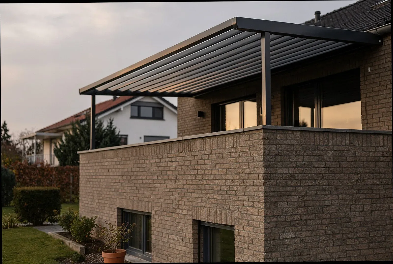 Umgebaute Terrasse mit neuem Holzdach in der Oststadt